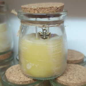Vela de miel en vaso